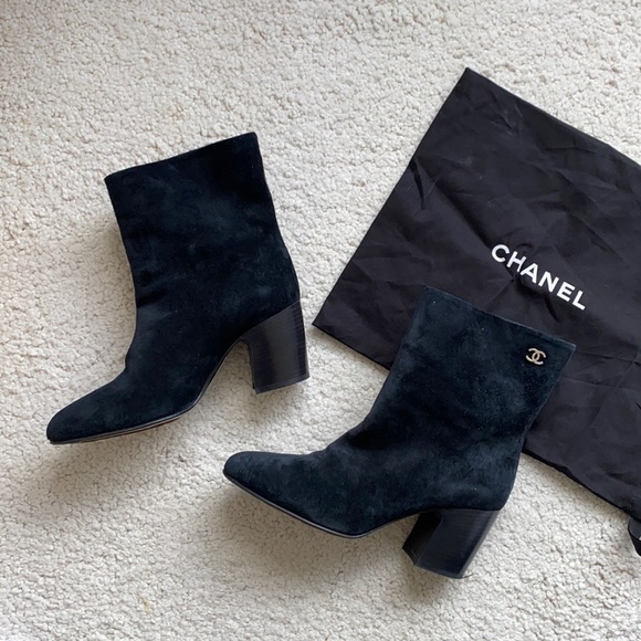 CHANEL Shoes - 💯 CHANEL navy/black suede booties (38.5 / 8)